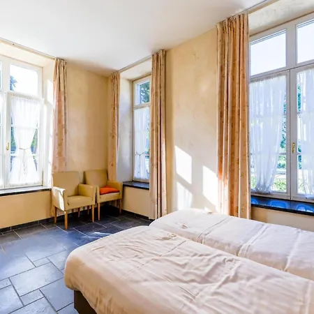 In Near Chateau De Dieupart, Cleaning Included بيت للعطل *